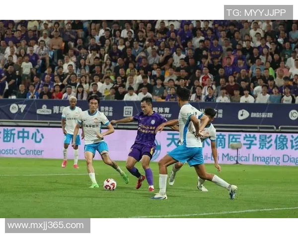 中国足球星光大赛点亮绿茵场 热血拼搏展现新一代足球力量 中国足球星光大赛点亮绿茵场 热血拼搏展现新一代足球力量