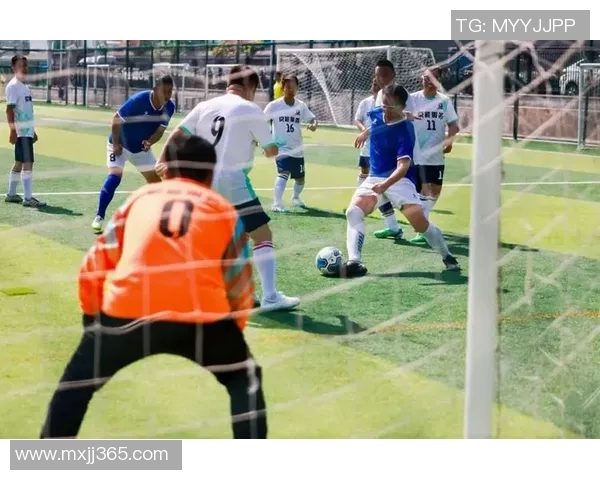 从低谷到巅峰足球球星用拼搏与信念点燃青春热血